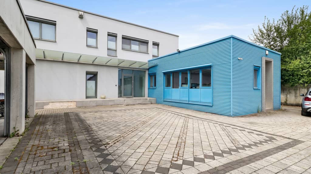 Separater Bürotrakt mit eigenem Eingang