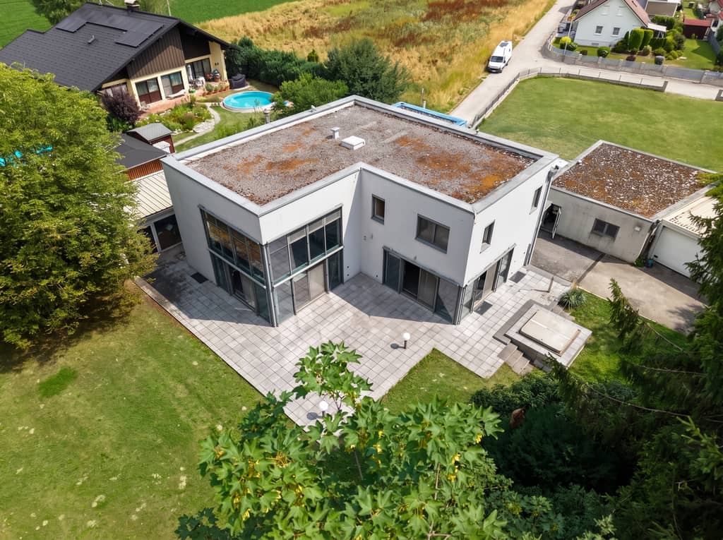 Gartenansicht mit Terrasse und gewachsenem Baumbestand