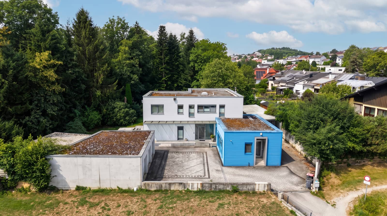 Luftaufnahme der Architektenvilla mit Garten und Blick über das Kremstal